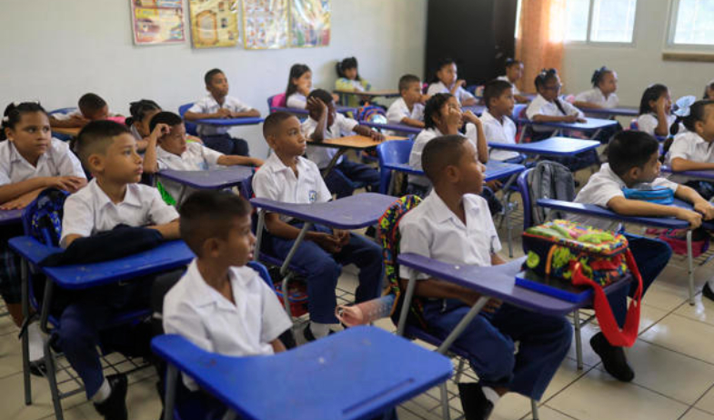 Panamá inicia un nuevo año escolar 'lleno de desafíos' y con un rediseño curricular 