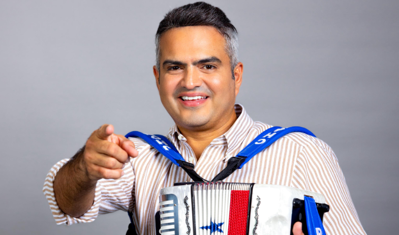 Jhonathan Chávez lleva la música típica panameña al Carnaval de la Calle 8 en Miami 