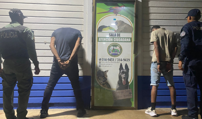 Sorprenden a dos sujetos desmantelando edificio en Gamboa 