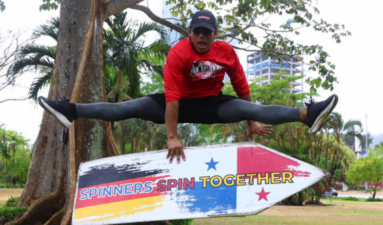 El panameño Emanuel Ábrego, de girar carteles en la calle a la élite del sign spinning 