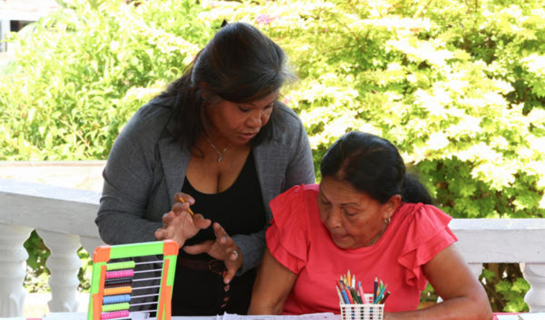 'Mi motor es llegar a sexto grado': cuando la alegría de estudiar llega en la tercera edad 