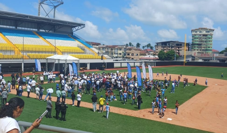 Tras casi una década, Colón recibe su nuevo estadio de béisbol Roberto Mariano Bula 