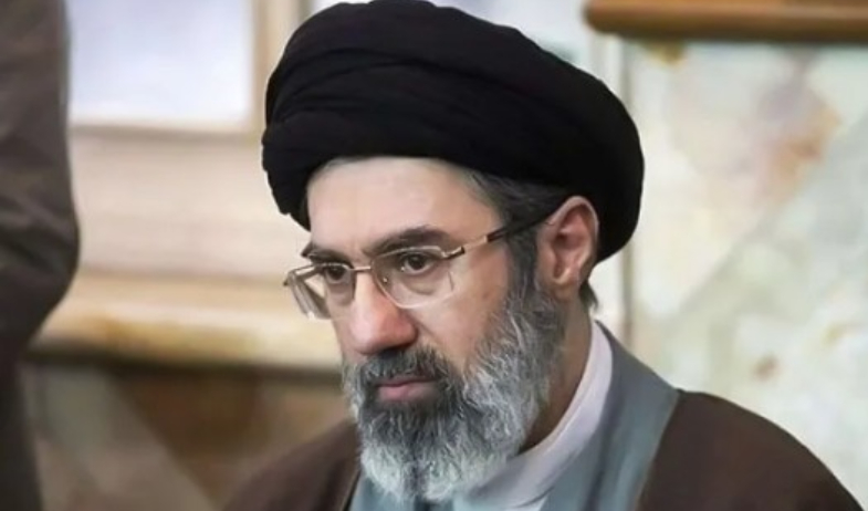 El nuevo líder supremo de Irán desafía a EE.UU. y pide cerrar Ormuz en su primer mensaje 