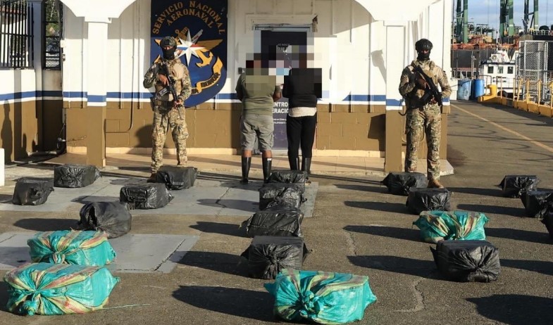 Incautan 680 paquetes de droga en el Pacífico y arresta a dos personas 