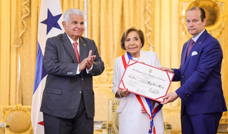Gobernadora Mayín Correa recibe la Orden Belisario Porras en el grado de Gran Cruz 