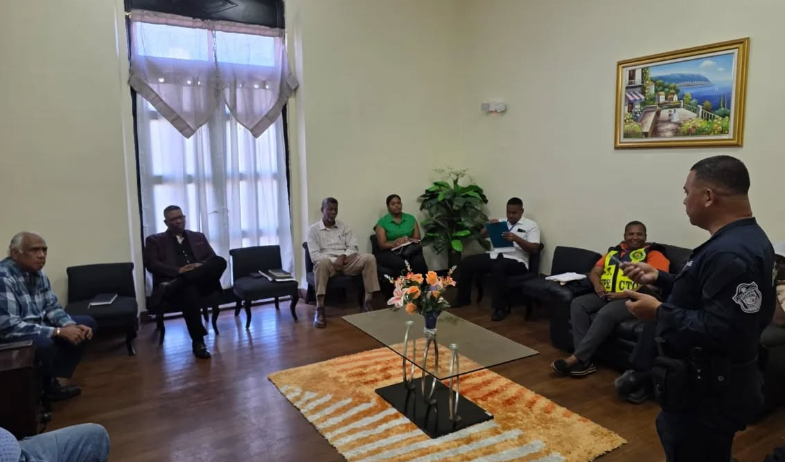 Buscan ordenar transporte turístico en Colón para fortalecer la actividad económica 