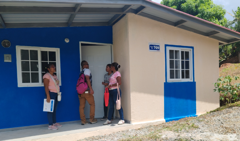 Familias dejan atrás casas de madera y zinc tras entrega de nuevas viviendas 