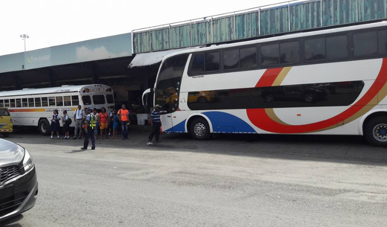 Delincuentes armados asaltan bus expreso en terminal de Colón 