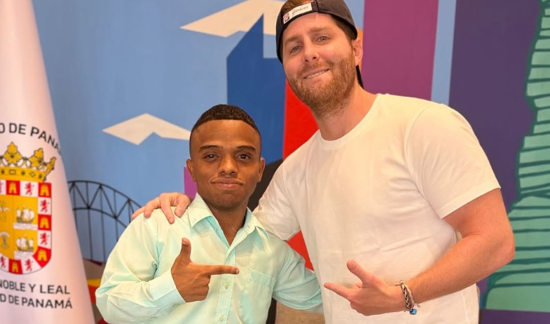 Mayer le da oportunidad a Randy, joven de baja estatura que denunciaba falta de empleo por su condición 