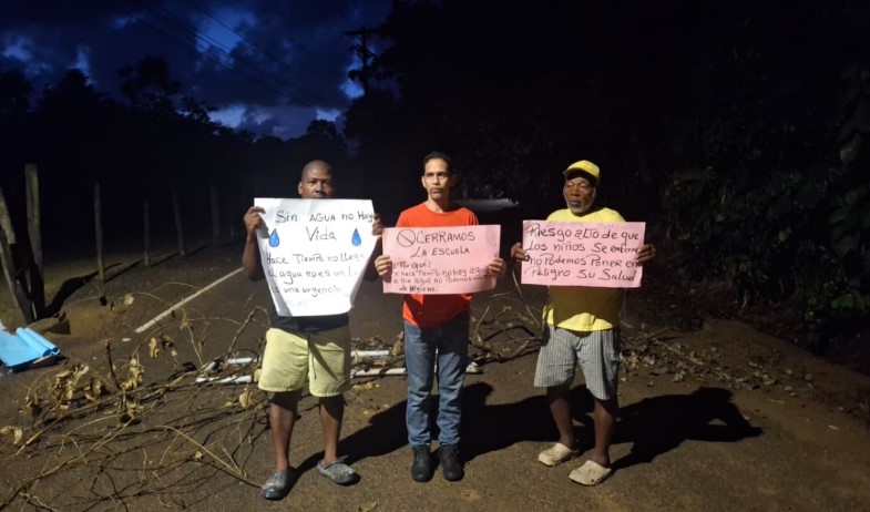 Protesta por falta de agua cierra vía en Nombre de Dios, Colón 