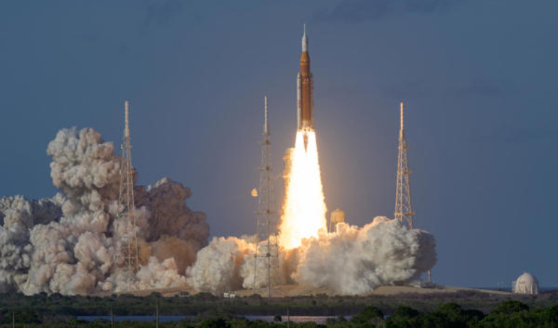 Artemis II supera minutos críticos tras el despegue rumbo a la Luna con cuatro astronautas 