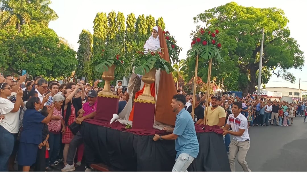 La carrera de los santos fortalece la fe católica en Santiago durante el Domingo de Resurrección 