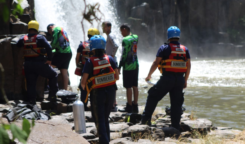 Buzos buscan a menor de edad desaparecido en el Chorro de La Chorrera 
