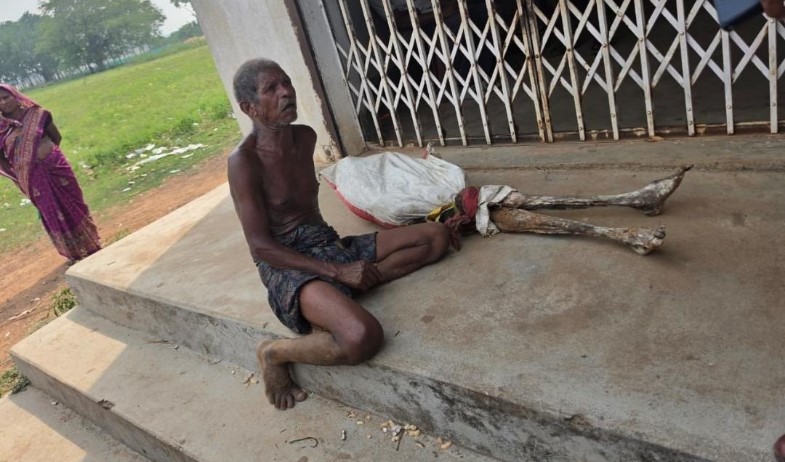 Un hombre lleva el cadáver de su hermana a un banco en la India para retirar su dinero 