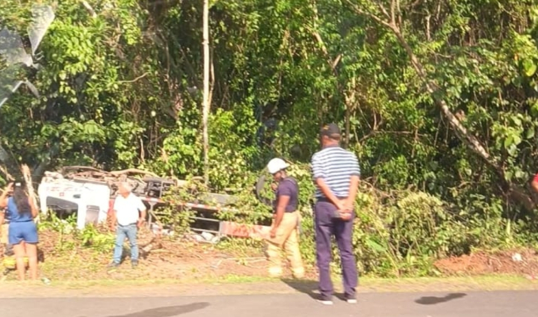 Camión que transportaba tanque de gas sufre accidente en puente del sector Atlántico 