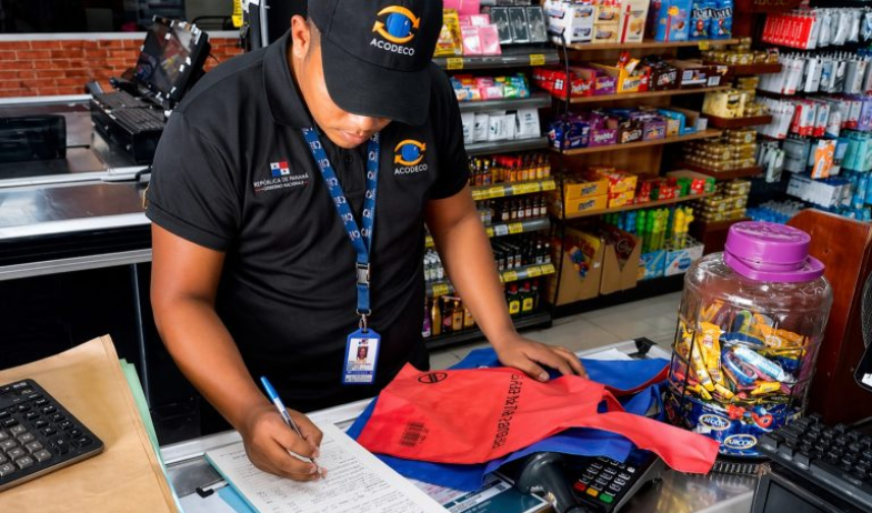 Comercios sancionados por incumplir norma de bolsas reutilizables 