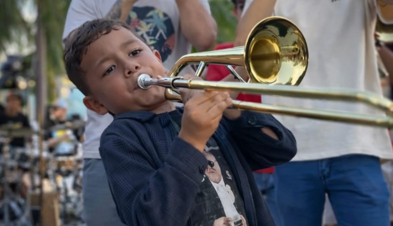 Niño Trombonista panameño recibe elogio de los Latin Grammy tras tributo a Willie Colón 
