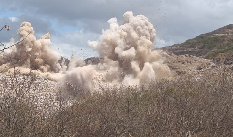 Realizan voladuras controladas en Los Uveros para mejorar caminos de producción 