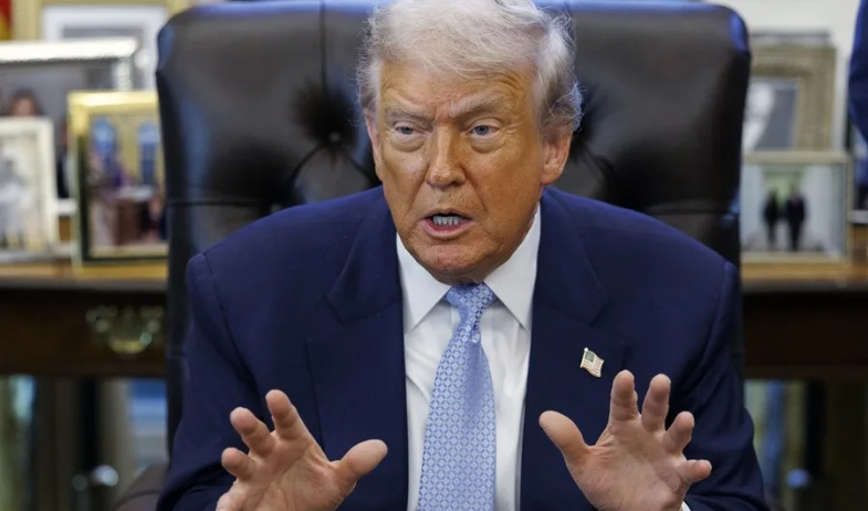 Donald Trump llena símbolos oficiales con su imagen y marca su huella en EE. UU. 