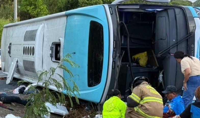 Trágico accidente de bus en Río Hato deja un muerto y más de 40 heridos 