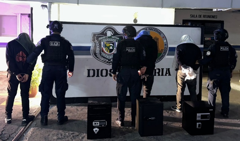 Tres personas fueron aprehendidas tras presunto hurto en local comercial de Avenida Balboa 