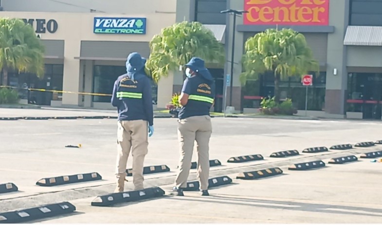 Policía captura a dos sujetos tras intento de robo en plaza comercial de Santiago 