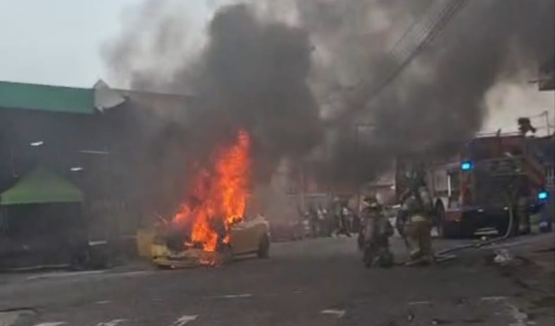 Fuego devora taxi estacionado cerca del Parque Tomás Martín Feuillet de La Chorrera 