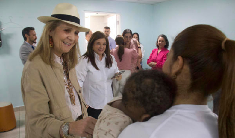 La infanta Elena visita un proyecto de apoyo educativo a madres adolescentes en Felipillo 