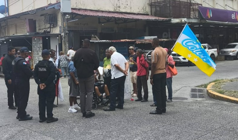 Pensionados de Colón protestan por aumento en sus ingresos 