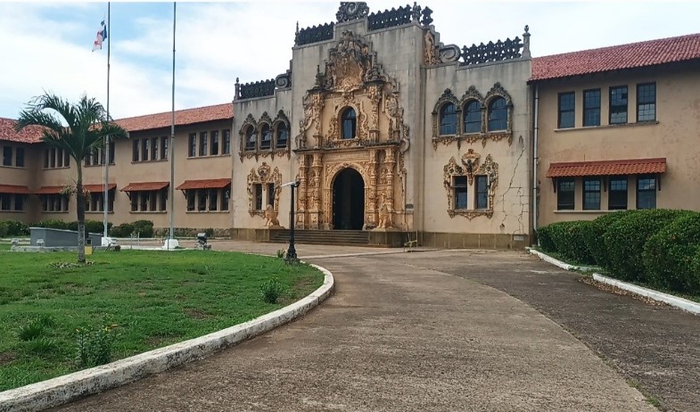 Consejo de Profesores de la Escuela Normal de Santiago suspende clases tras anuncio del reemplazo de la directora encargada 
