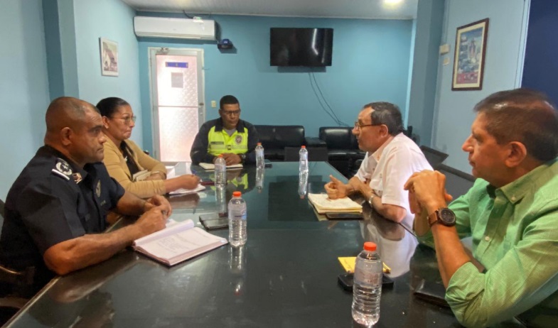 Autoridades y Policía Nacional coordinan estrategias de seguridad vial en Los Santos 