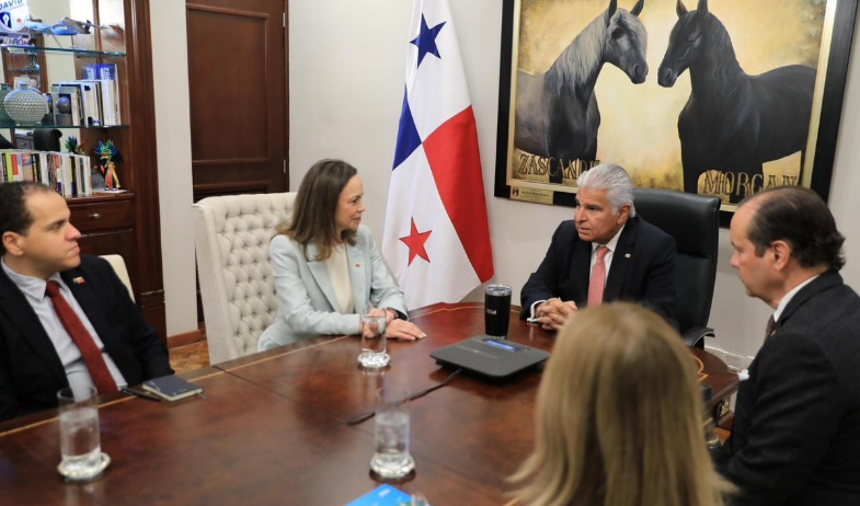 Presidente Mulino recibe visita de María Corina Machado 