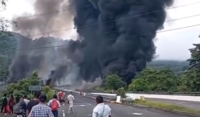 Conductor de camión cisterna muere calcinado tras accidente en Viguí 