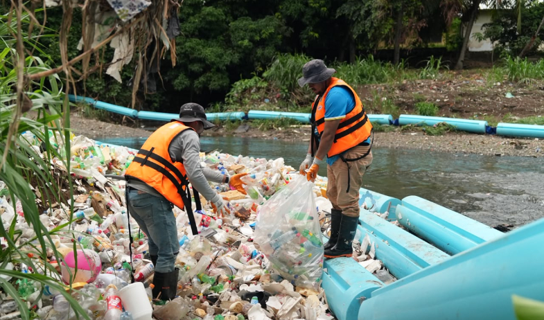 ¡Refuerzan lucha contra la contaminación! Instalan nuevo interceptor en el río Matías Hernández 