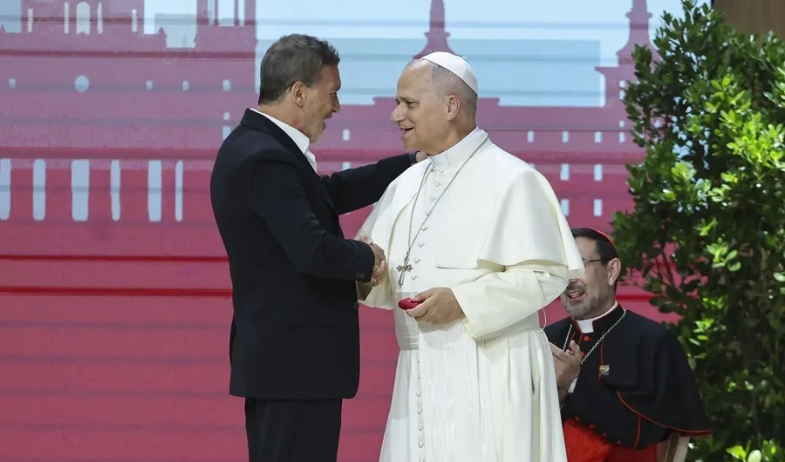  Antonio Banderas emociona al papa León XIV y dijo que ha sido 'víctima del hechizo de Dios' 