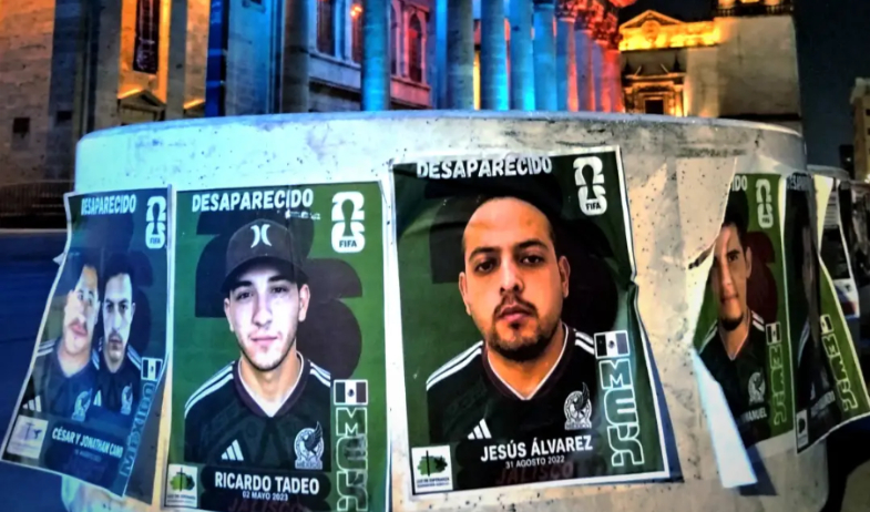 Familiares de desaparecidos convierten fichas de búsqueda en 'figuritas' del Mundial 