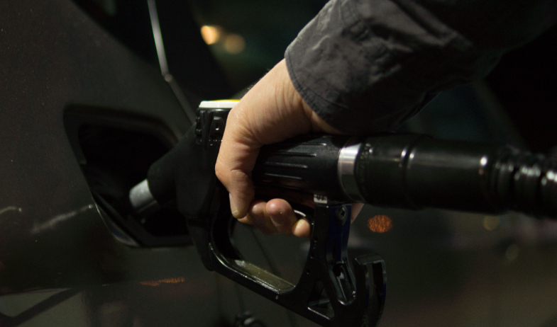 ¡Baja la gasolina! Llenar el tanque costará menos desde este viernes 