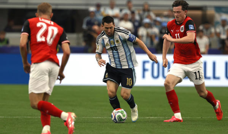 Messi agranda su leyenda y Argentina reserva plaza en dieciseisavos 