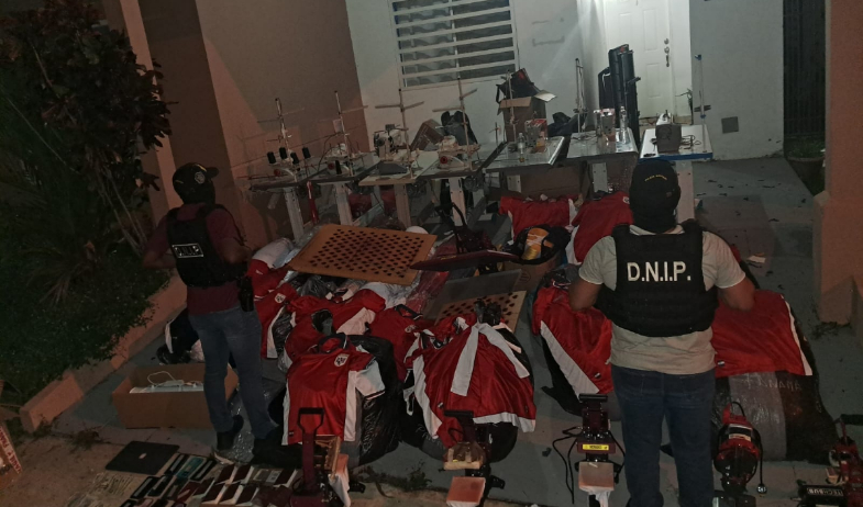 Desmantelan taller clandestino que falsificaba camisetas de la Selección de Panamá 
