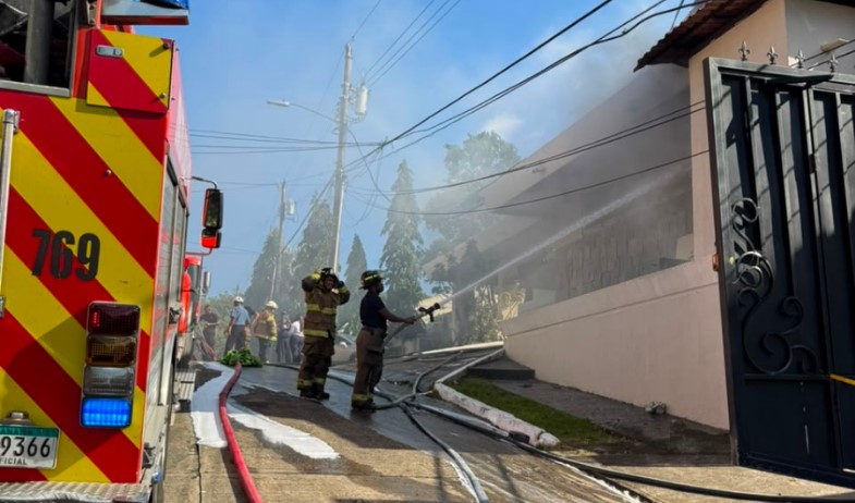 Bomberos controlan incendio en residencia de Dos Mares  