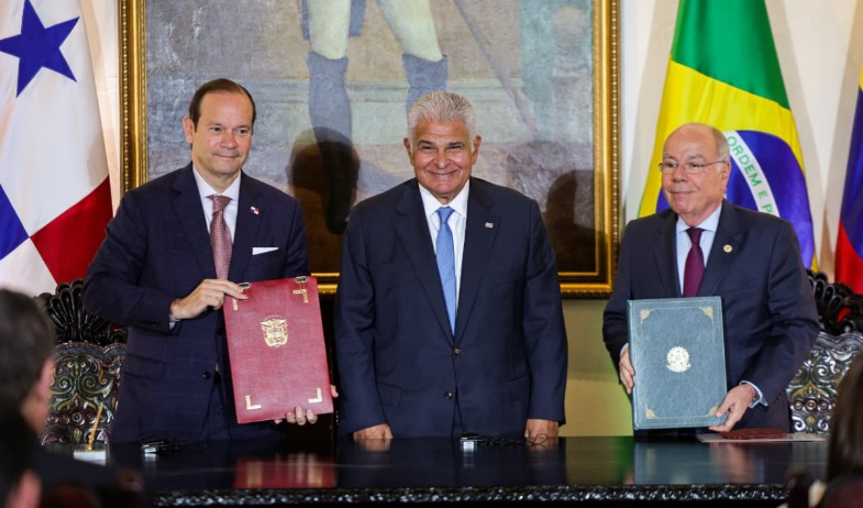 Mulino preside acto de donación de actas originales del Congreso Anfictiónico de Panamá de 1826 