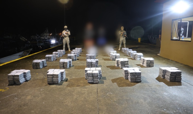 Senan decomisa 1,425 paquetes de presunta droga y captura a cinco personas en Guna Yala 