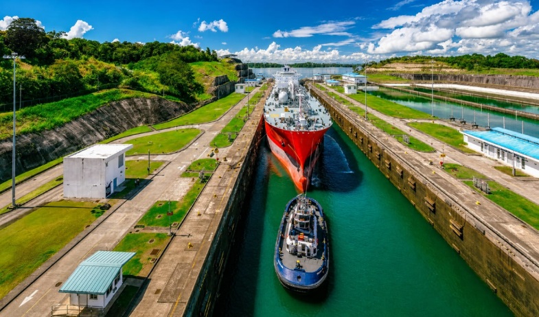 El Canal de Panamá reduce el calado para buques neopanamax ante amenaza de El Niño 