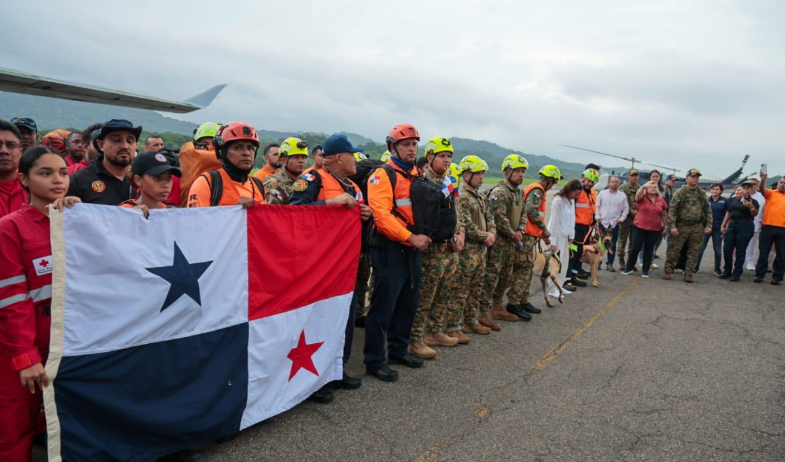 Despega desde Howard primer equipo de rescatistas hacia Venezuela  