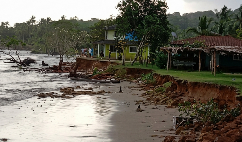 Varias viviendas afectadas por fuertes oleajes en Calovébora 