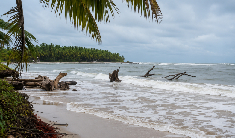 Mantienen  un aviso de prevención por oleajes y períodos adversos en el Caribe panameño 