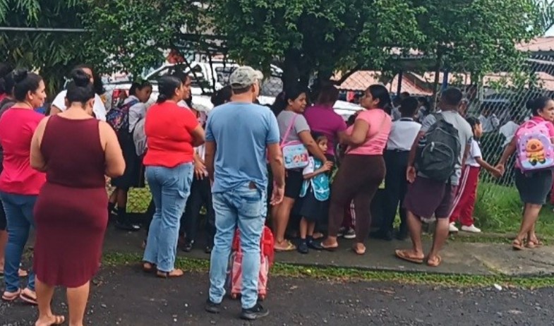 Padres de familia protestan por presunta desaparición de más de B/.7 mil en escuela Carmen Cielo Herrera de Soná 