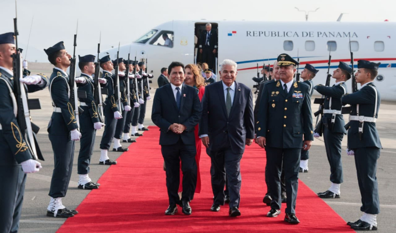 Presidente Mulino llega a Perú para participar en la toma de posesión de Keiko Fujimori 