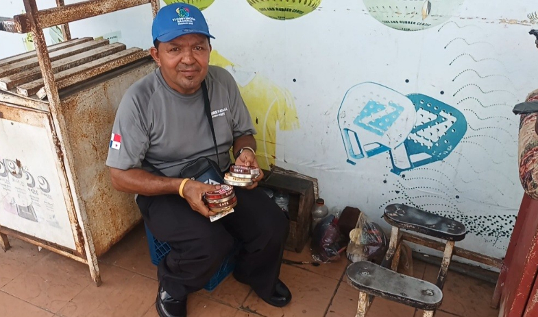 En la Placita San Juan de Dios, el histórico oficio de lustrar calzados se resiste a desaparecer 
