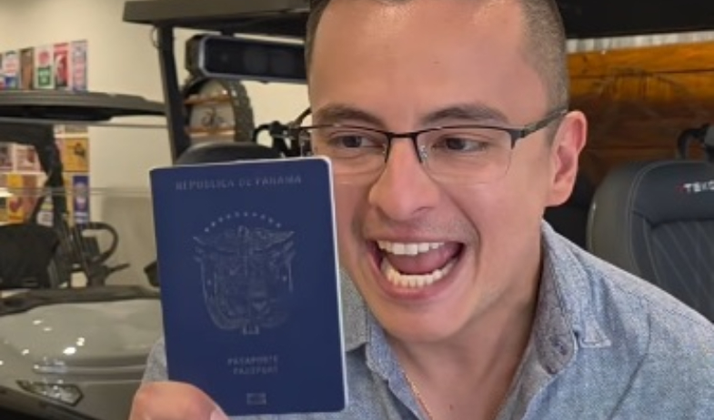 Stevens Joseph Bermúdez celebra su primer pasaporte todo lleno 